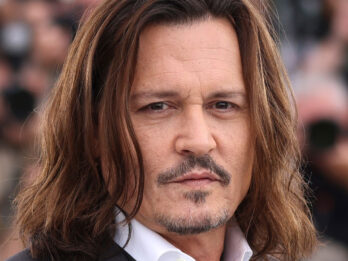Johnny Depp se emocionou durante a recepção em que foi aplaudido por sete minutos no evento de divulgação de seu filme Jeanne du Barry